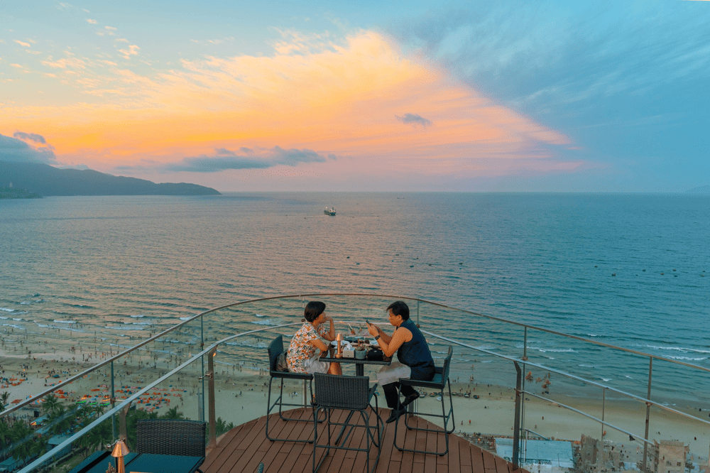 Sky 21 Bar & Bistro boasts a diverse menu that includes various soft drinks, coffees, cocktails, and premium alcoholic beverages. Signature offerings such as Magic of love or Gentle melody cocktail are not to be missed.